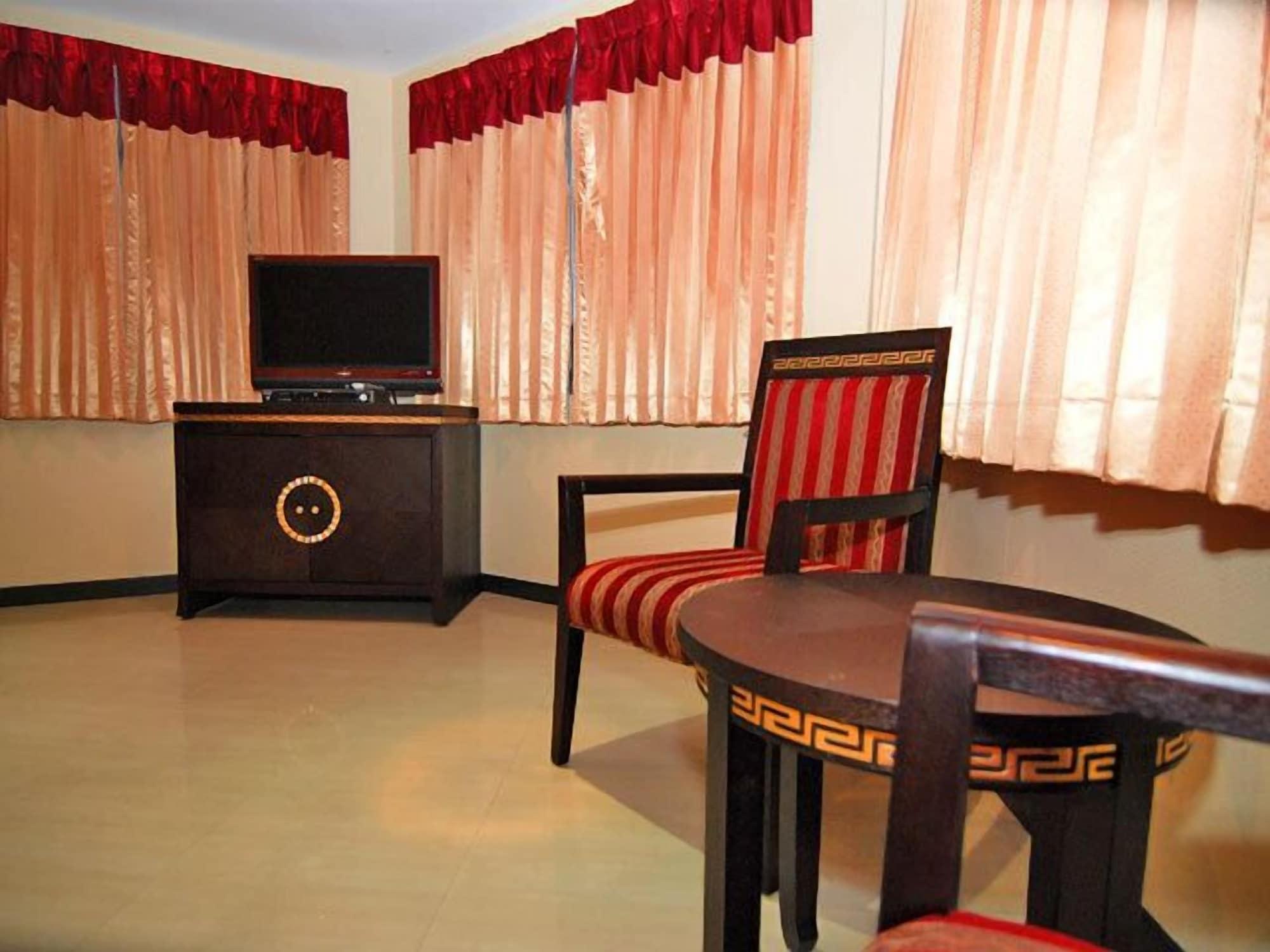 Lucky Palace Hotel Бангкок Экстерьер фото